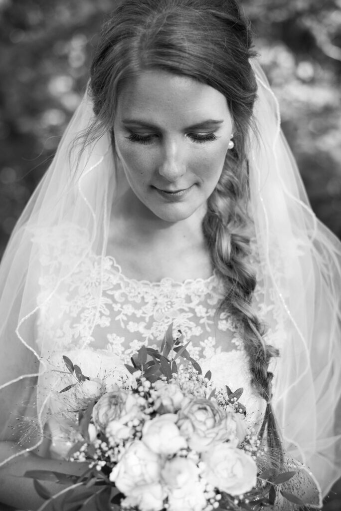 Braut mit Blick auf den Brautstrauß, von Stark wie Zwei Hochzeitsfotografie