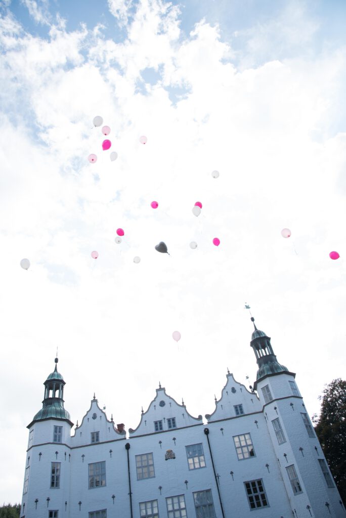 Luftballons vor Schloss, Hochzeitsreportage von Stark wie Zwei Hochzeitsfotografie