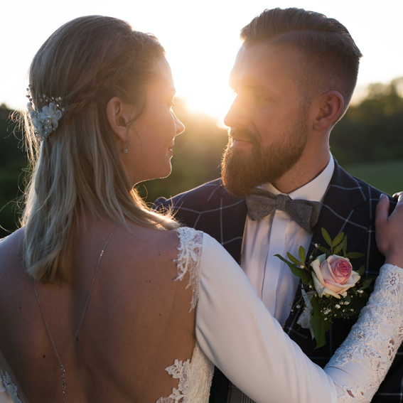 Brautpaar im Sonnenuntergang, Hochzeitsreportage von Stark wie Zwei Hochzeitsfotografie