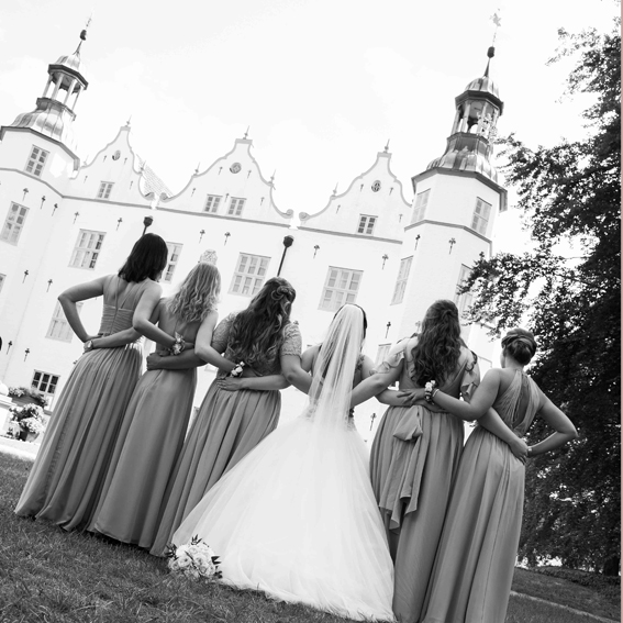 Braut mit Brautjungfern vor Schloss, Hochzeitsreportage von Stark wie Zwei Hochzeitsfotografie