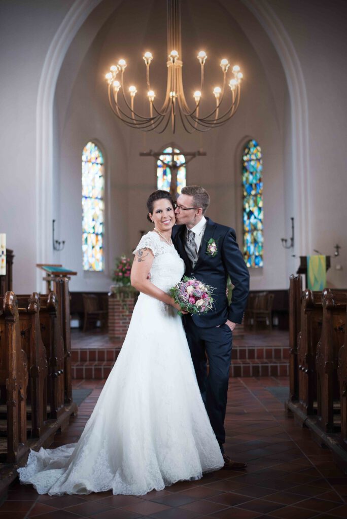 Brautpaar in der Kirche, Hochzeitsreportage von Stark wie Zwei Hochzeitsfotografie