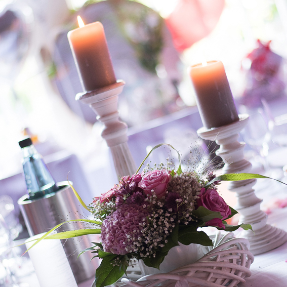 Blumendekoration und Kerzen auf einem Tisch, Hochzeitsreportage von Stark wie Zwei Hochzeitsfotografie