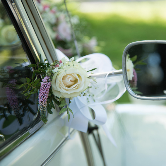 Blumendekoration am Auto, Hochzeitsreportage von Stark wie Zwei Hochzeitsfotografie