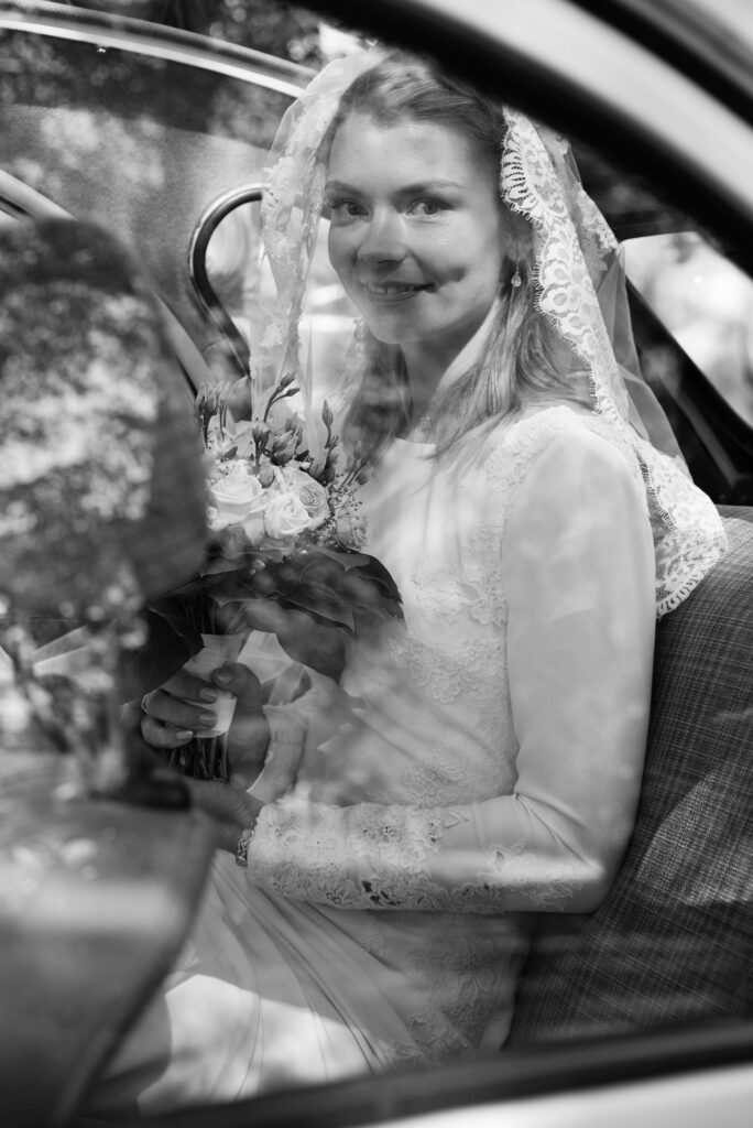 Braut im Auto, Hochzeitsreportage von Stark wie Zwei Hochzeitsfotografie
