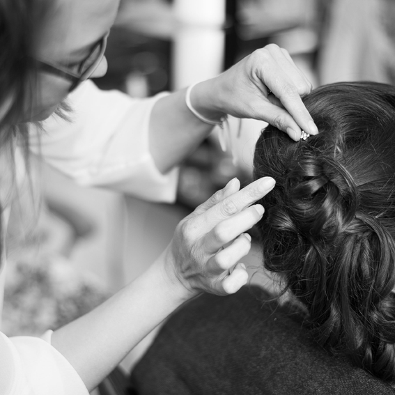 Braut beim Getting Ready, Hochzeitsreportage von Stark wie Zwei Hochzeitsfotografie