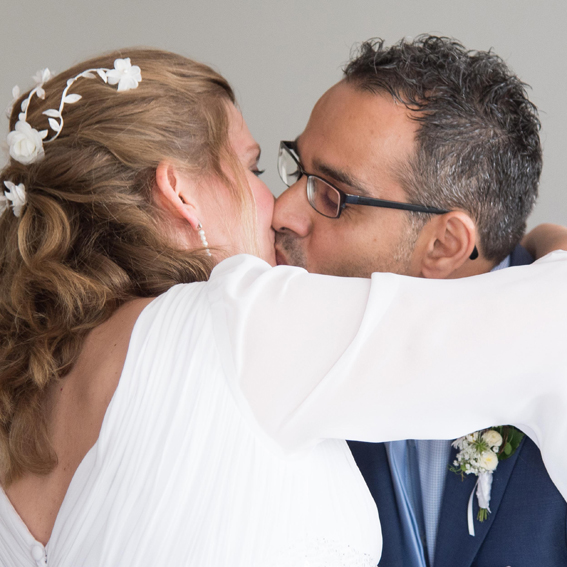 Hochzeitskuss bei der Trauung, Hochzeitsreportage von Stark wie Zwei Hochzeitsfotografie