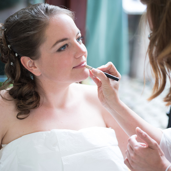 Braut beim Getting Ready, Hochzeitsreportage von Stark wie Zwei Hochzeitsfotografie