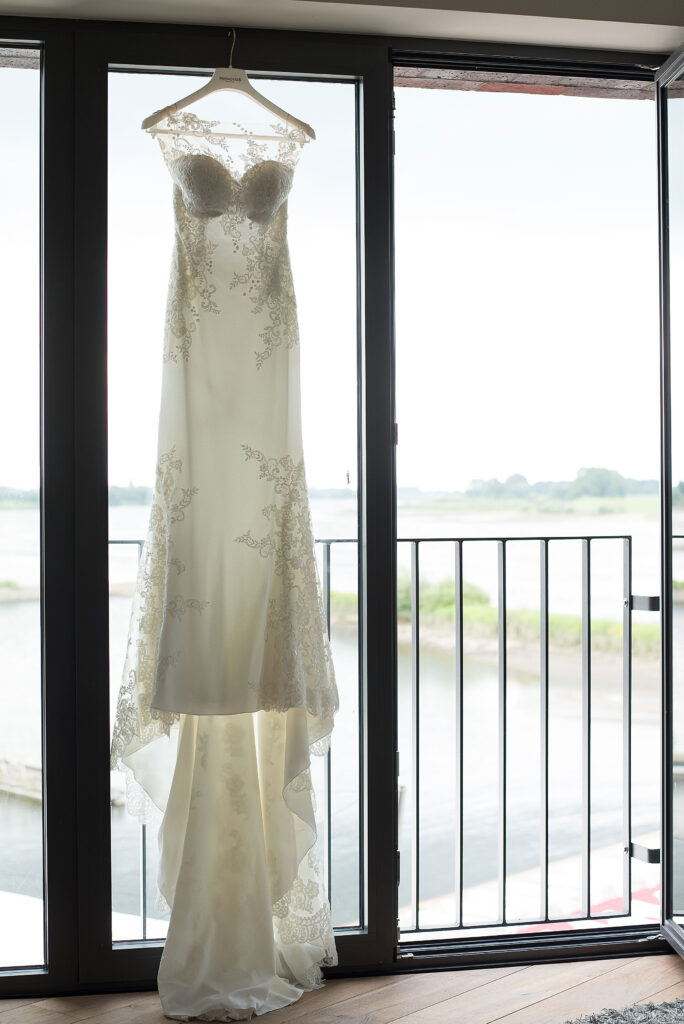 Brautkleid hängt im Fenster, Hochzeitsreportage von Stark wie Zwei Hochzeitsfotografie